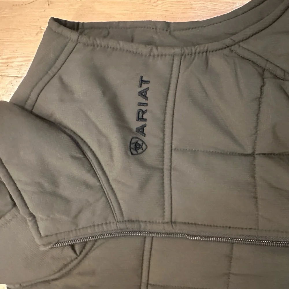 Ariat banyan bark insulated vest with synch back in a size medium - Picture 10 of 10